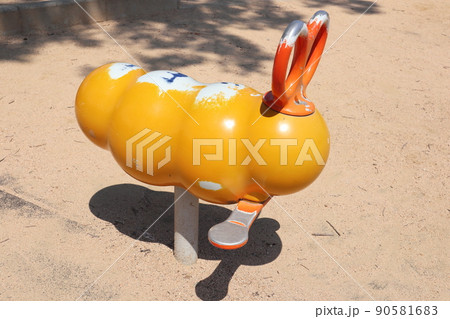 日本の公園の遊具 イモムシのロッキング遊具 横から撮影 日本の公園の遊具 イモムシのロッキング遊具 横から撮影 90581683