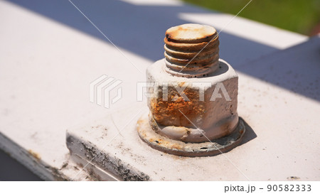 歩道橋のある風景＜07＞（歩道橋に使用されているナットとボルト） 90582333