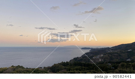 夕暮れの海と空 90582441