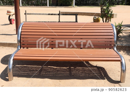 日本の公園の健康器具 背伸ばしベンチ 正面から撮影 日本の公園の健康器具 背伸ばしベンチ 正面から撮影 90582623