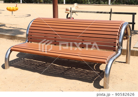 日本の公園の健康器具 背伸ばしベンチ 右側から撮影 日本の公園の健康器具 背伸ばしベンチ 右側から撮影 90582626