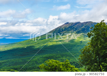 空と雲と新緑の山　雲がかかった岩手山 90582750