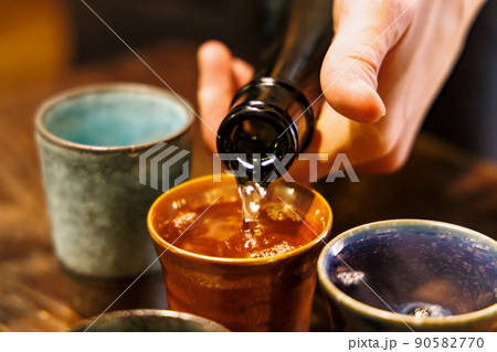 お猪口に注ぐ美味しそうな日本酒 90582770