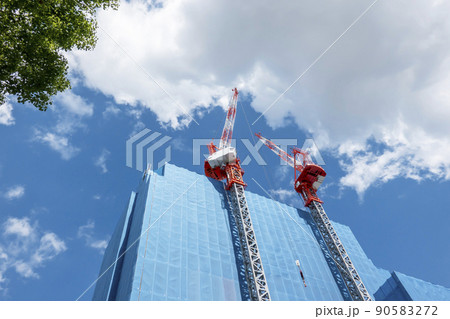 ビルの建設現場 90583272