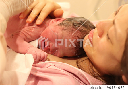 子どもの誕生 生まれたばかりの赤ちゃんを抱く母 子どもの誕生 生まれたばかりの赤ちゃんを抱く母 90584082