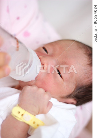 生後1日目 哺乳瓶でミルクを飲む赤ちゃん 生後1日目 哺乳瓶でミルクを飲む赤ちゃん 90584084