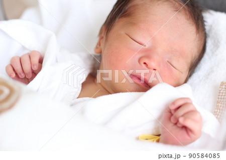 生後1日目の新生児の寝顔 90584085