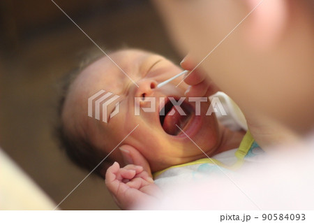 生後1週間の赤ちゃんの泣き顔 生後1週間の赤ちゃんの泣き顔 90584093