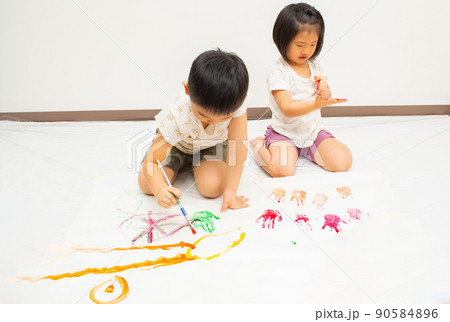子供落書き遊び 子供落書き遊び 90584896