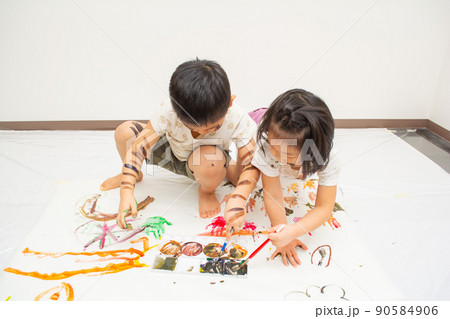 子供落書き遊び 90584906
