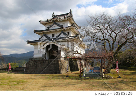 愛媛県宇和島市の史跡宇和島城跡　本丸にある天守閣 90585529