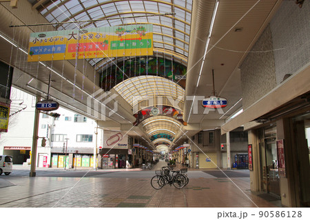 愛媛県宇和島市の史跡宇和島城跡　近くの奥行きのあるアーケード商店街を広角で 90586128