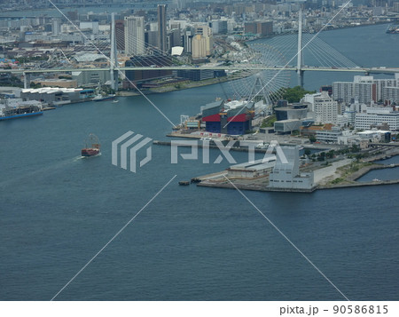 大阪港に向かう遊覧船と河川沿いの大都市の遠景 90586815