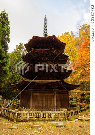 秋の信州上田 紅葉の安楽寺 国宝八角三重塔 秋の信州上田 紅葉の安楽寺 国宝八角三重塔 90587732