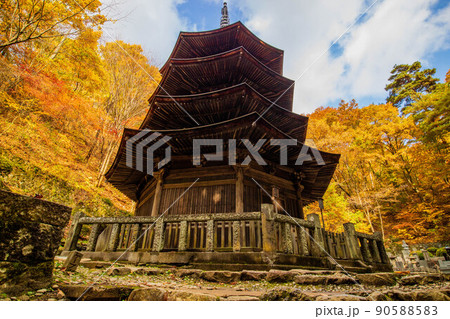 秋の信州上田　紅葉の安楽寺　国宝八角三重塔 90588583