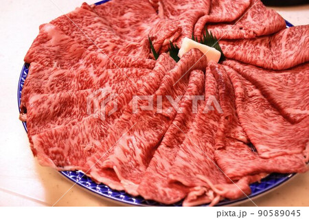 霜降りが美味しそうな高級和牛肉 霜降りが美味しそうな高級和牛肉 90589045