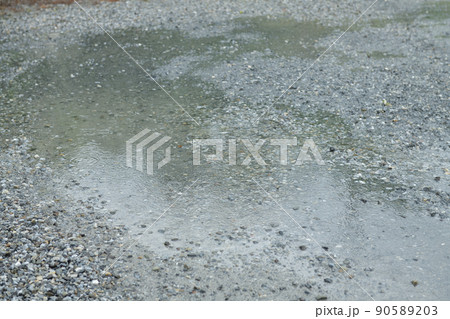 砂利の水たまりに降る雨 90589203