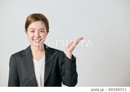 こちらのポーズをするジャケット姿のビジネスウーマン 90589551