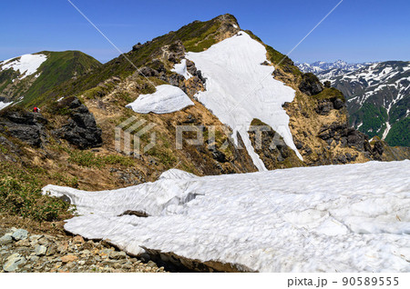 (群馬県)快晴の空と残雪期の谷川岳・オキの耳 (群馬県)快晴の空と残雪期の谷川岳・オキの耳 90589555