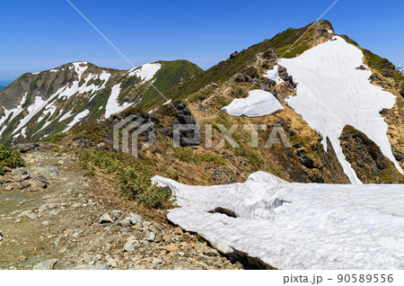 (群馬県)快晴の空と残雪期の谷川岳・オキの耳 (群馬県)快晴の空と残雪期の谷川岳・オキの耳 90589556