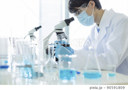 研究者 顕微鏡 90591809