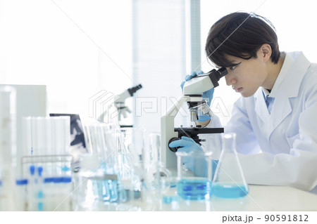 研究者 顕微鏡 90591812