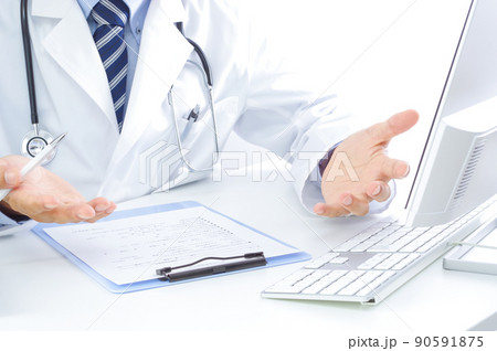 パソコンの前で手振りで話す医者 90591875
