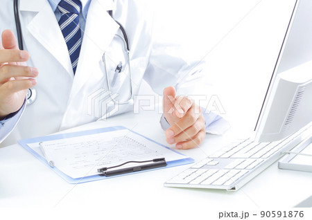 パソコンの前で手振りで話す医者 パソコンの前で手振りで話す医者 90591876