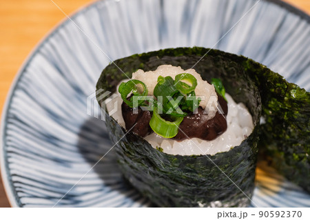 珍味の鮭のめふん(血合)の軍艦巻き寿司。 90592370