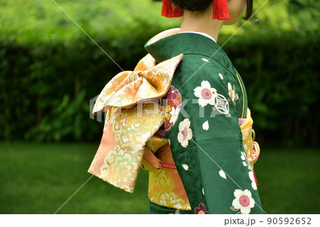 緑の中にとけこむような着物の女性　アップ 90592652