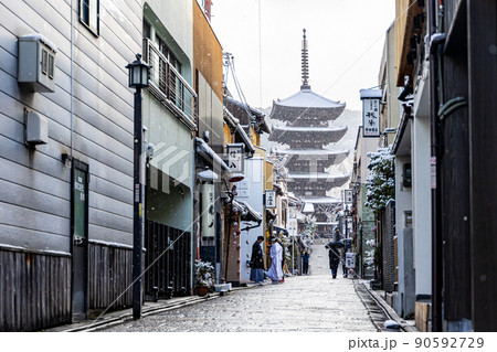 京都 雪の日の八坂の塔 京都 雪の日の八坂の塔 90592729