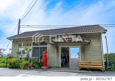 愛媛県双海町　ドラマのロケ地にもなった下灘駅の駅舎正面 90592767