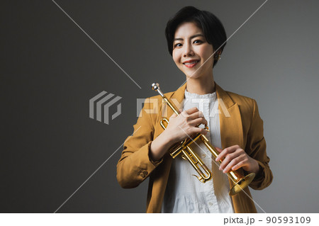 トランペット 女性 トランペット 女性 90593109