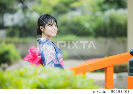 浴衣の女性　 90593403