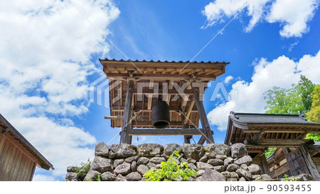 青空バックに見上げる古い鐘楼の情景@福井 青空バックに見上げる古い鐘楼の情景@福井 90593455