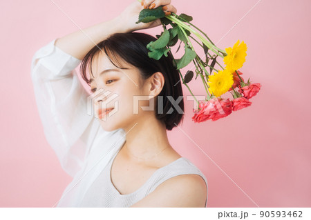 花を持つ若い女性 花を持つ若い女性 90593462