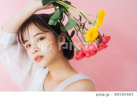 花を持つ若い女性 90593465