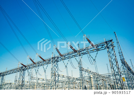 変電所の骨組みと高圧線と青空　c-3 暖色寒色強調 90593517