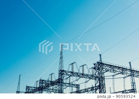 変電所の骨組みと高圧線と青空 f-3 暖色寒色強調 変電所の骨組みと高圧線と青空 f-3 暖色寒色強調 90593524
