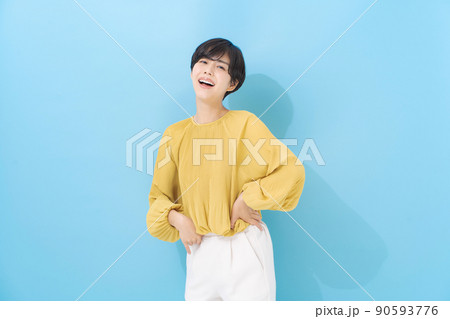20代女性ポートレート 水色背景 20代女性ポートレート 水色背景 90593776