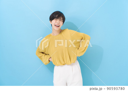 20代女性ポートレート　水色背景 90593780