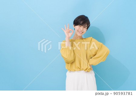 20代女性ポートレート 水色背景 20代女性ポートレート 水色背景 90593781