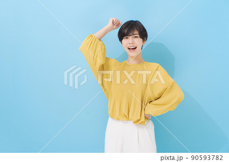 20代女性ポートレート 水色背景 20代女性ポートレート 水色背景 90593782
