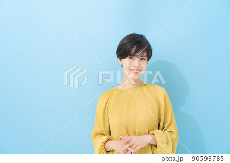 20代女性ポートレート 水色背景 20代女性ポートレート 水色背景 90593785