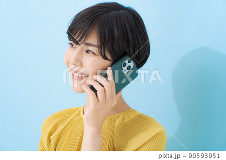 電話をする女性　水色背景 90593951