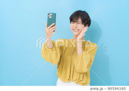 20代女性ポートレート 水色背景 20代女性ポートレート 水色背景 90594160