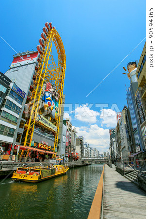 大阪　色鮮やかなミナミ 道頓堀の風景 90594365