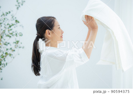 洗濯物を干すシニア女性 洗濯物を干すシニア女性 90594375