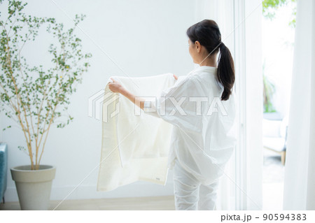 洗濯物を干すシニア女性 洗濯物を干すシニア女性 90594383