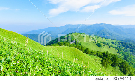 信州ビーナスライン・三峰山トレッキング（登山道から美ヶ原方面の眺め） 90594414